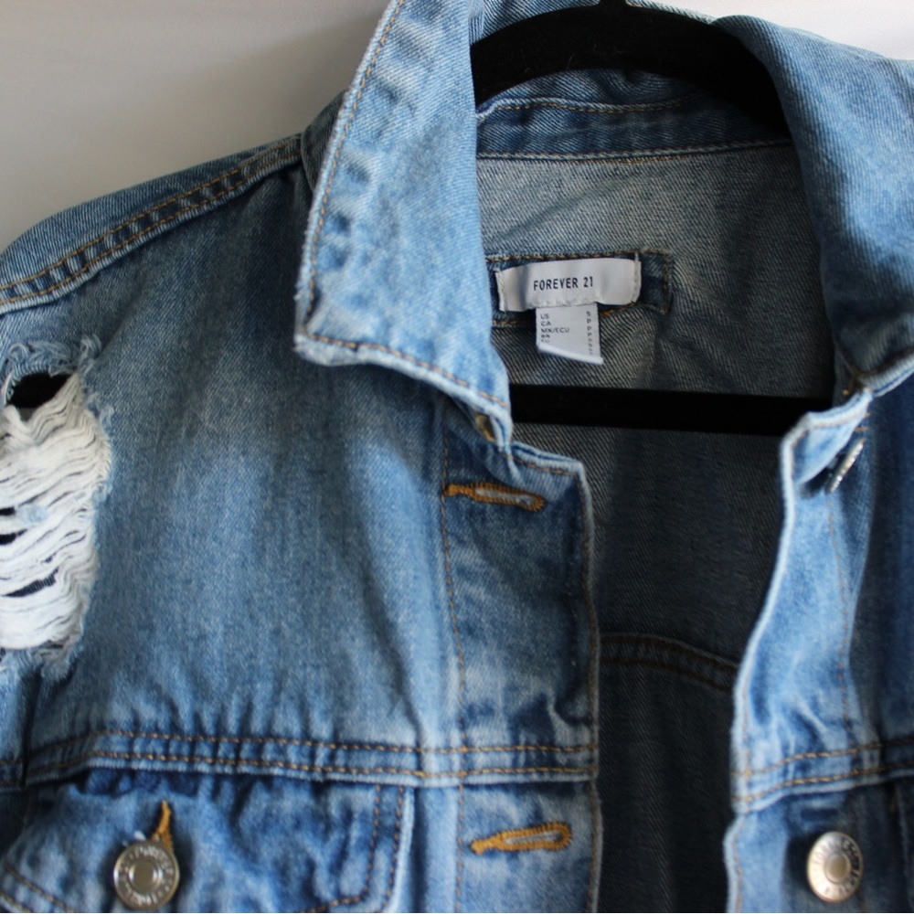 🌟forever 21 light denim distressed jacket🌟